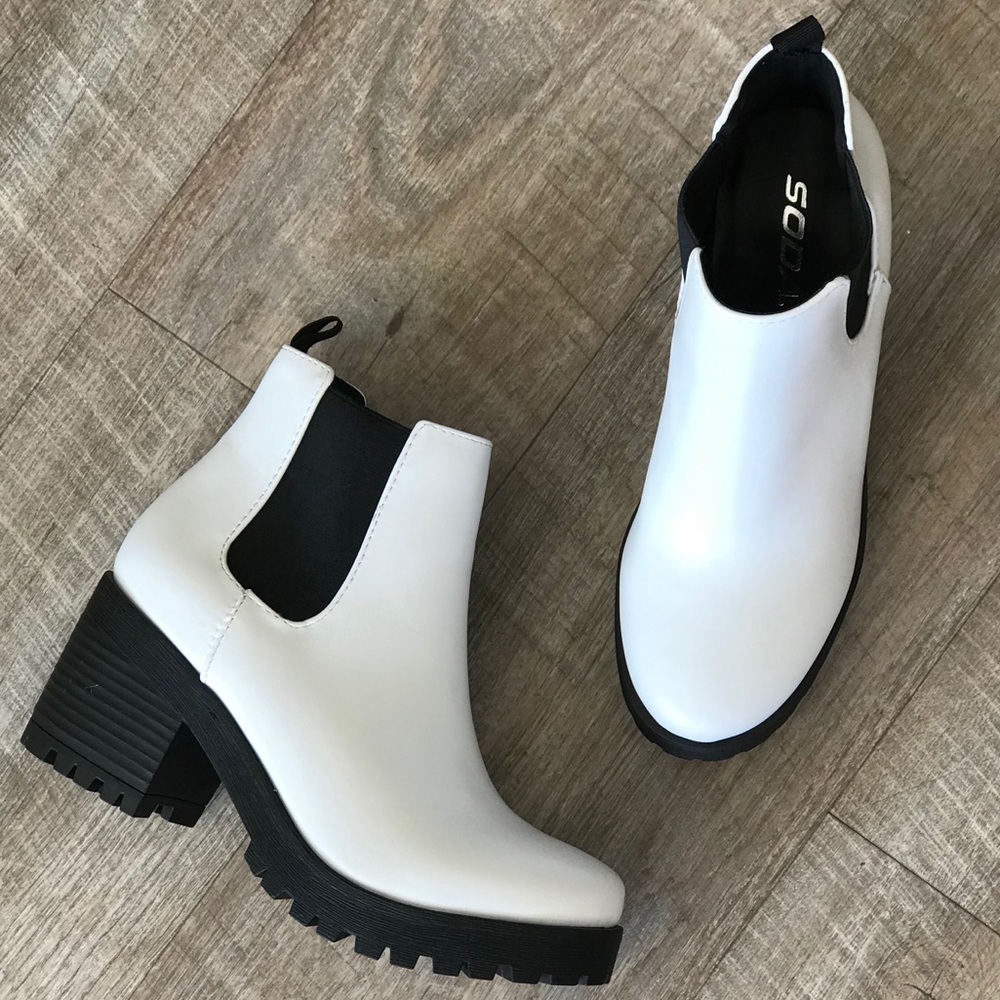 Soda Jaber White Chelsea Lug Sole Slip On Booties - Picture 4 of 8